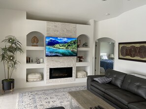 Smart TV - Private Tropical Oasis with Heated pool on the water (Cape Coral)