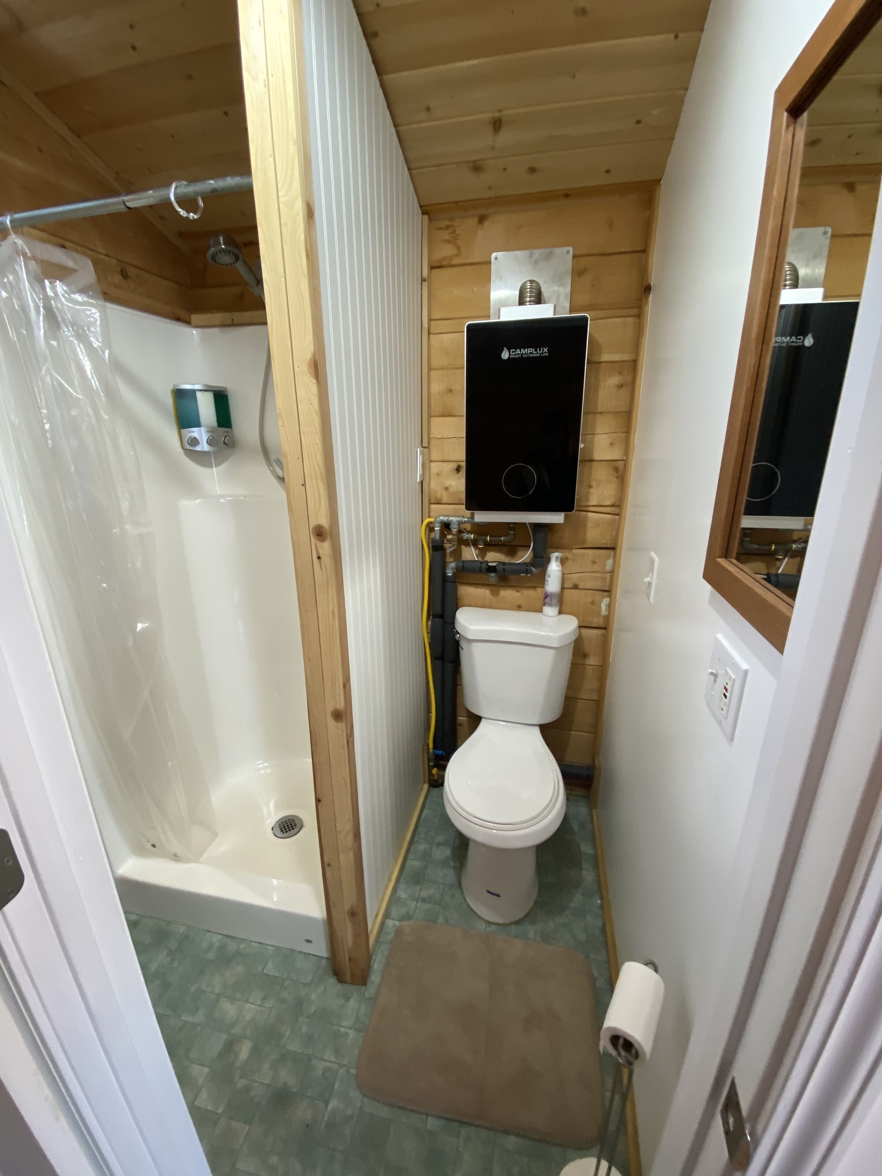 Suihku, pyyhkeet, saippua, vessapaperi