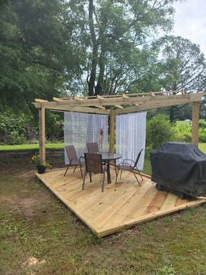 Outdoor dining - Cozy 3BR-near Hanging Rock, Chateau Vie, Meadows, Friends wedding venues (Walnut Cove)