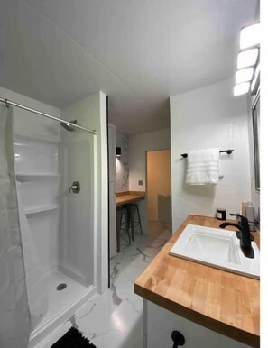 Shower, towels, toilet paper - King Size Bed Suit Apartment Quite Neighborhood (Cocoa)