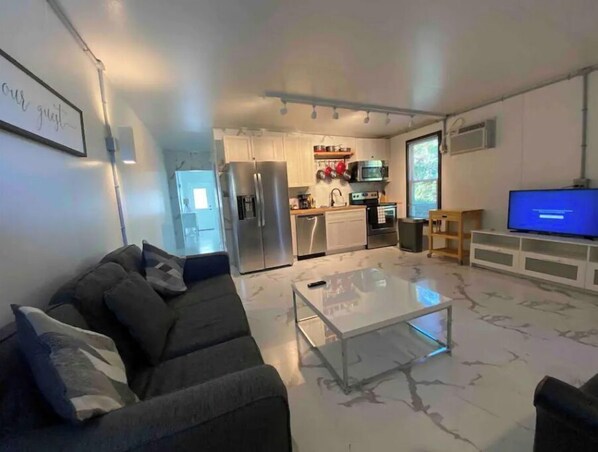 Smart TV - King Size Bed Suit Apartment Quite Neighborhood (Cocoa)