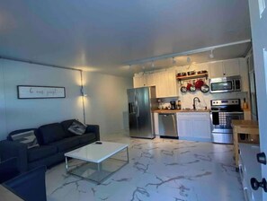 Microwave, oven, stovetop, dishwasher - King Size Bed Suit Apartment Quite Neighborhood (Cocoa)