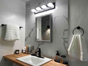 Doccia, asciugamani, carta igienica