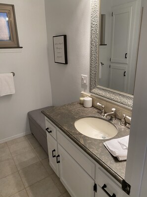 Regadera, secadora de cabello, bidet, toallas 