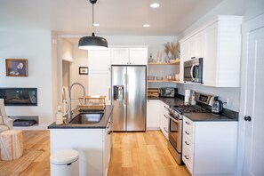 Fridge, microwave, oven, stovetop -  The Washburn House - Kid friendly! (Missoula)