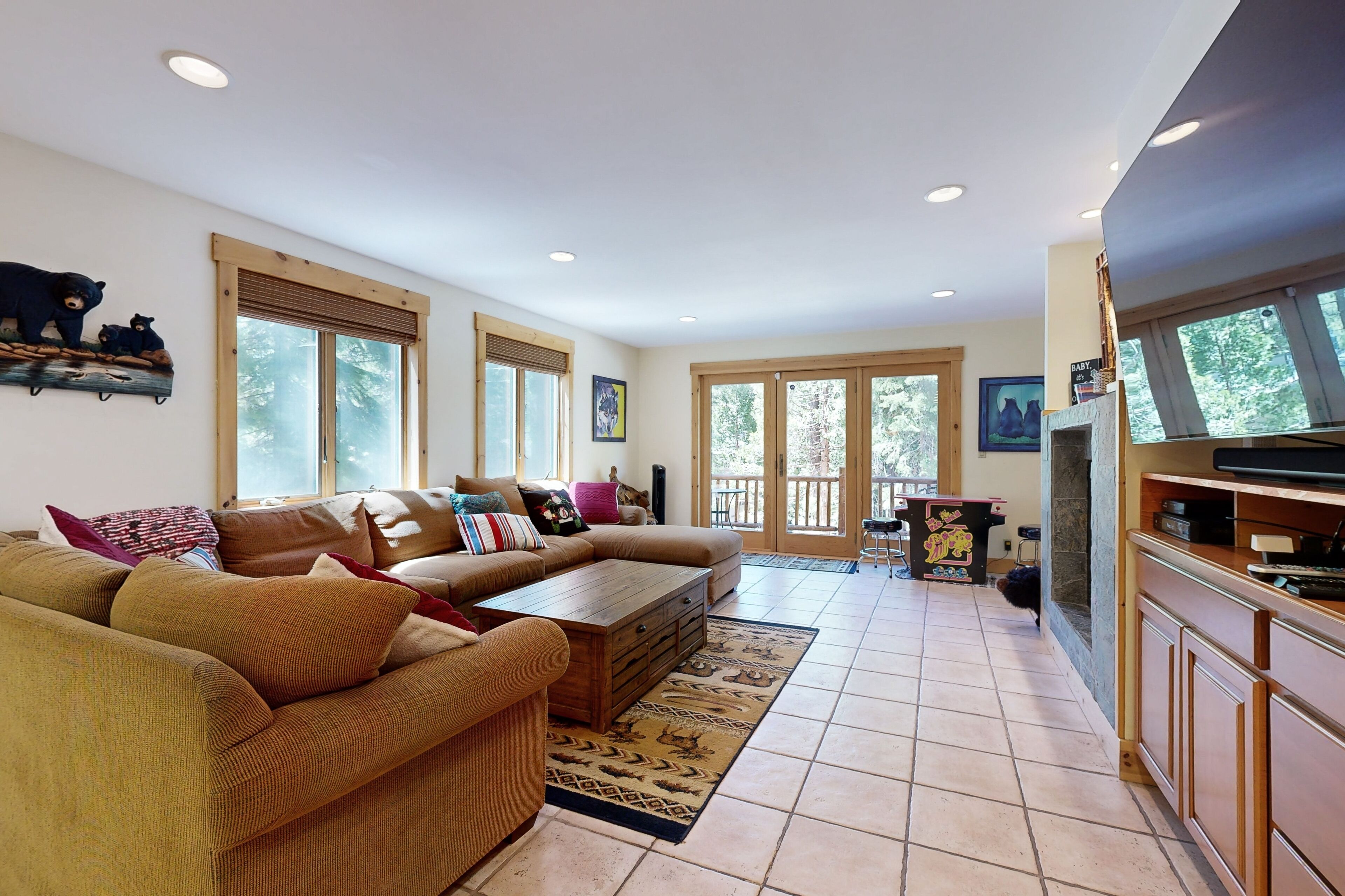 Dreamy Upscale Hideaway | Private Hot Tub & Sauna | Near Skiing & Beaches