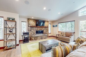 Televisión, chimenea, reproductor de DVD y libros 