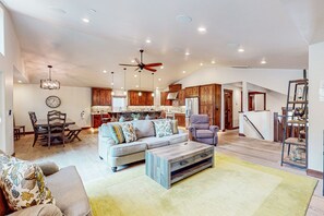 Televisión, chimenea, reproductor de DVD y libros 