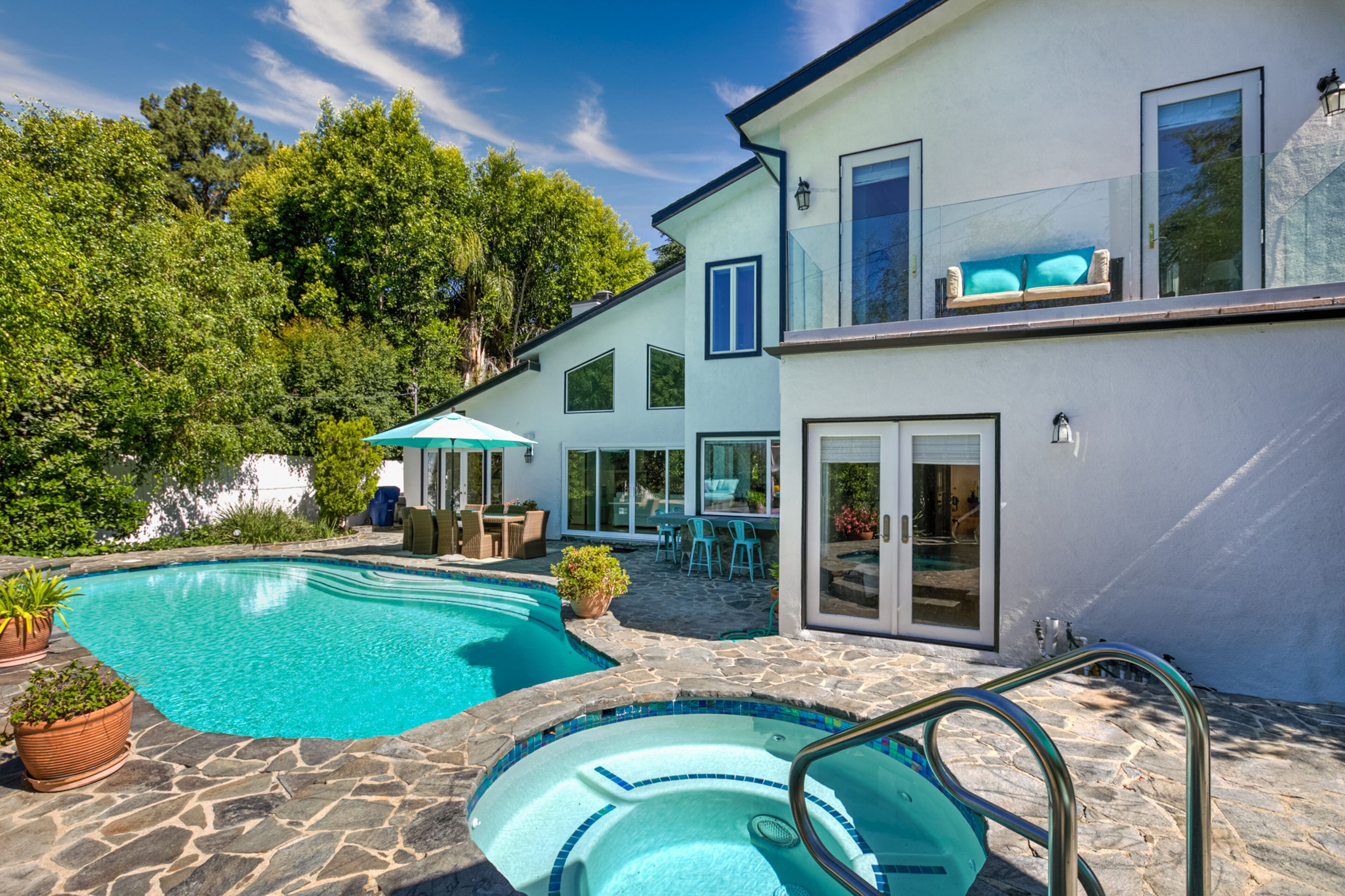 حمّام سباحة مُدفَّأ