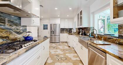 Modern Beverly Hills All-Suite Estate | Pool, Hot Tub | 9 Mins to Rodeo Drive