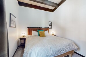 2 bedrooms, internet, bed sheets