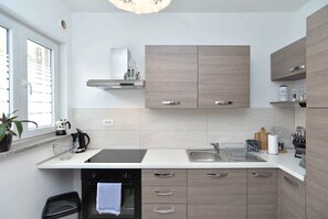 Kühlschrank, Ofen, Herdplatte, Kochgeschirr/Geschirr/Besteck