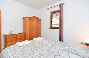 1 bedroom, iron/ironing board, travel cot, Internet