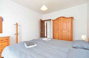 2 chambres, fer et planche à repasser, lit parapluie, accès Internet