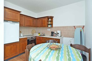 Jääkaappi, uuni, liesi, keittoastiat/astiat/ruokailuvälineet