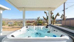 Outdoor spa tub - Hillside Desert House - Hot Tub, Fire Pit and BBQ (Yucca Valley)
