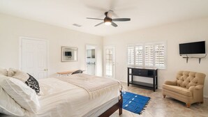 3 bedrooms, free WiFi, bed sheets - Hillside Desert House - Hot Tub, Fire Pit and BBQ (Yucca Valley)