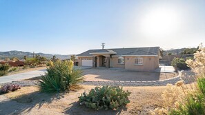 Property grounds - 🌵 ⛰️ Hillside Desert House - Hot Tub, Fire Pit and BBQ! ⛰️ 🌵 (Yucca Valley)