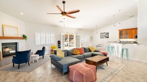 TV, fireplace - 🌵 ⛰️ Hillside Desert House - Hot Tub, Fire Pit and BBQ! ⛰️ 🌵 (Yucca Valley)