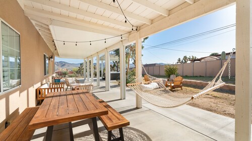 🌵 ⛰️ Hillside Desert House - Hot Tub, Fire Pit and BBQ! ⛰️ 🌵