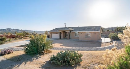 Hillside Desert House - Hot Tub, Fire Pit and BBQ