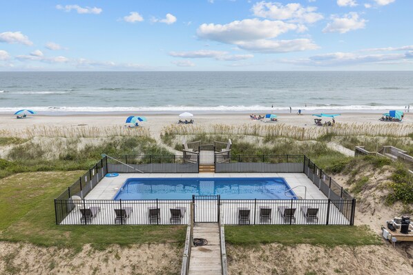 Alberca al aire libre y alberca climatizada