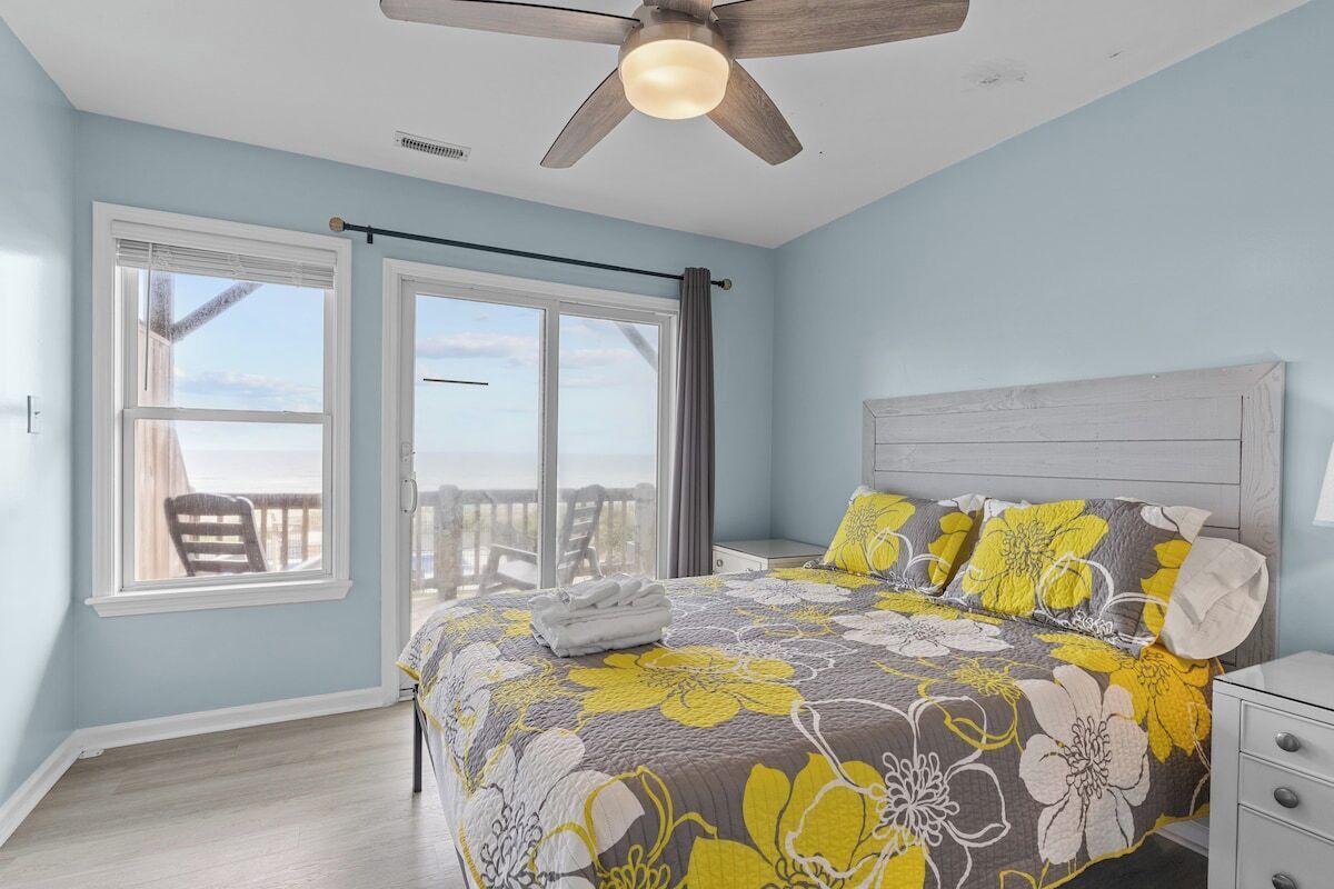 5 bedrooms, iron/ironing board, WiFi, bed sheets