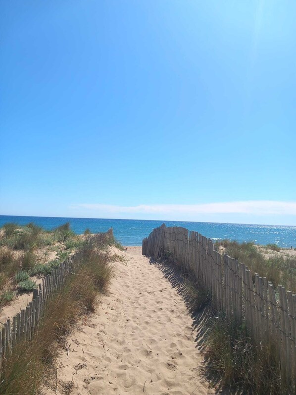 Vlak bij het strand, ligstoelen