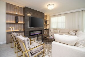 Smart TV, caminetto, videogiochi, tavolo da calcetto