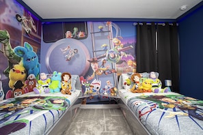 9 bedrooms, desk, iron/ironing board, travel cot