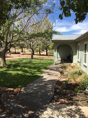 Property grounds - Cozy & Quiet St. George & Zion Retreat (Leeds)