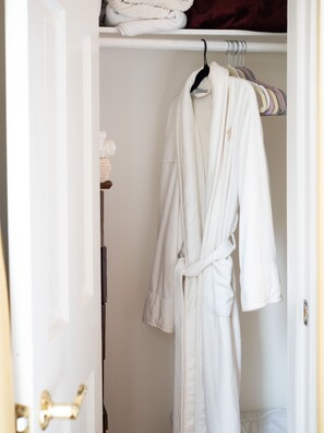 Ensemble douche/baignoire, sĂšche-cheveux, bidet, serviettes fournies