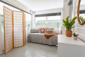 3 habitaciones, escritorio, tabla de planchar con plancha y wifi