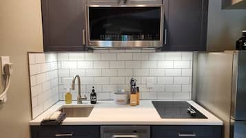 Jääkaappi, mikroaaltouuni, liesi, astianpesukone