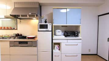 Fridge, microwave, stovetop, cookware/dishes/utensils