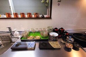 Refrigerador, microondas, parrilla de estufa y utensilios de cocina 