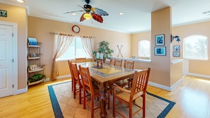Dining - Ocean View, Elevator, Golf Cart Included, Shared Pool, Boardwalk to Beach (Port Aransas)