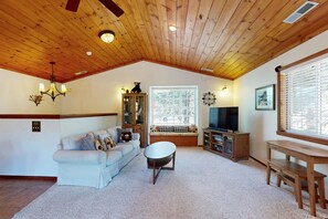 Een televisie, een dvd-speler, tafelvoetbal en een tafeltennistafel