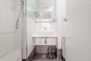 Dusche, Haartrockner, Handtücher, Seife