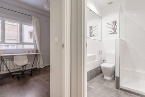 Doccia, asciugacapelli, asciugamani, sapone