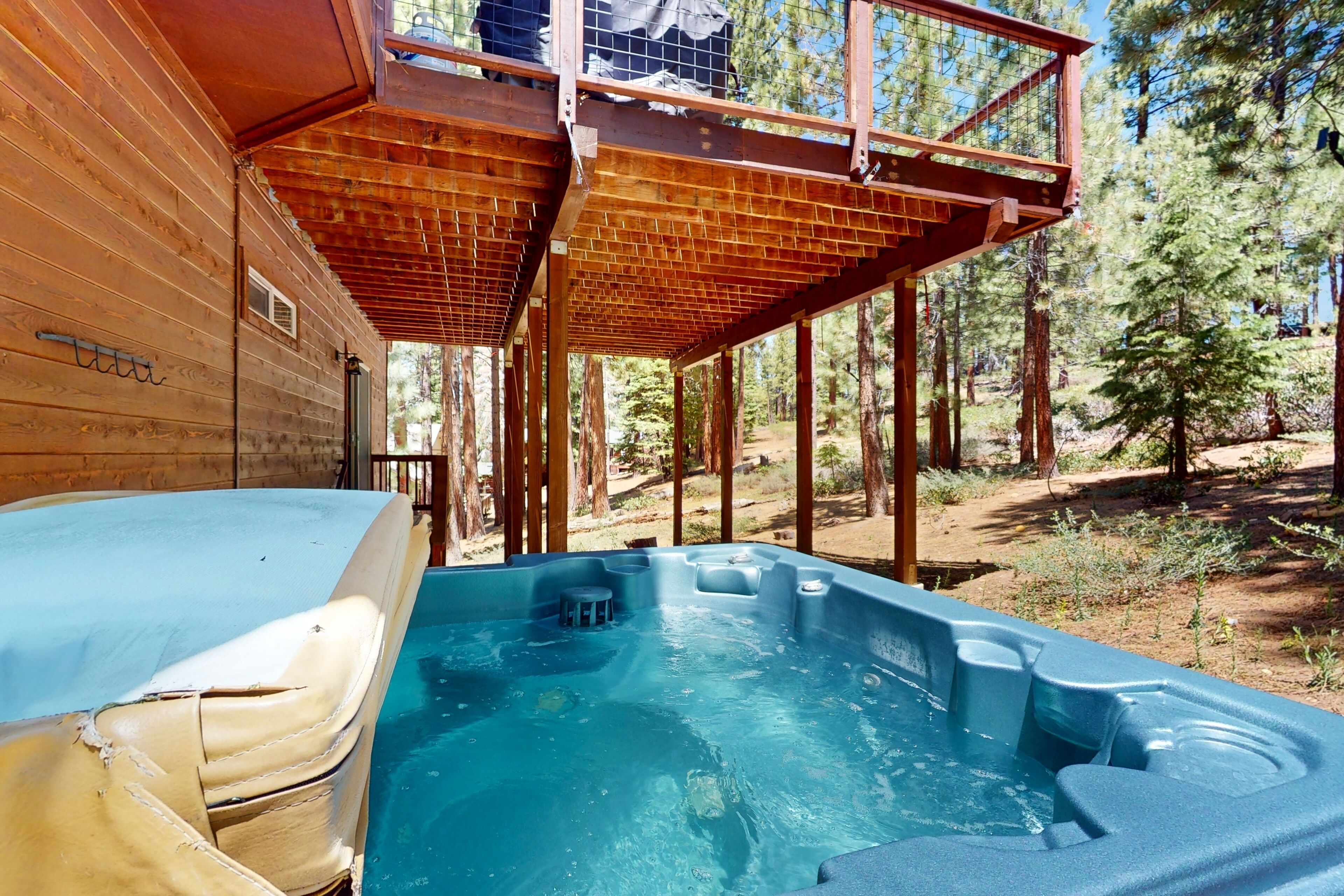 Spacious, luxury home with private hot tub & firepit - snowbird-friendly