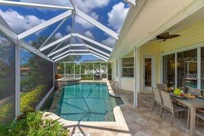 An infinity pool, a heated pool - Key-Wester- Pool & Jacuzzi gated Community (Bonita Springs)