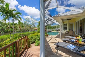 Outdoor dining - Key-Wester- Pool & Jacuzzi gated Community (Bonita Springs)