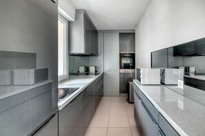 Kühlschrank, Mikrowelle, Ofen, Herdplatte