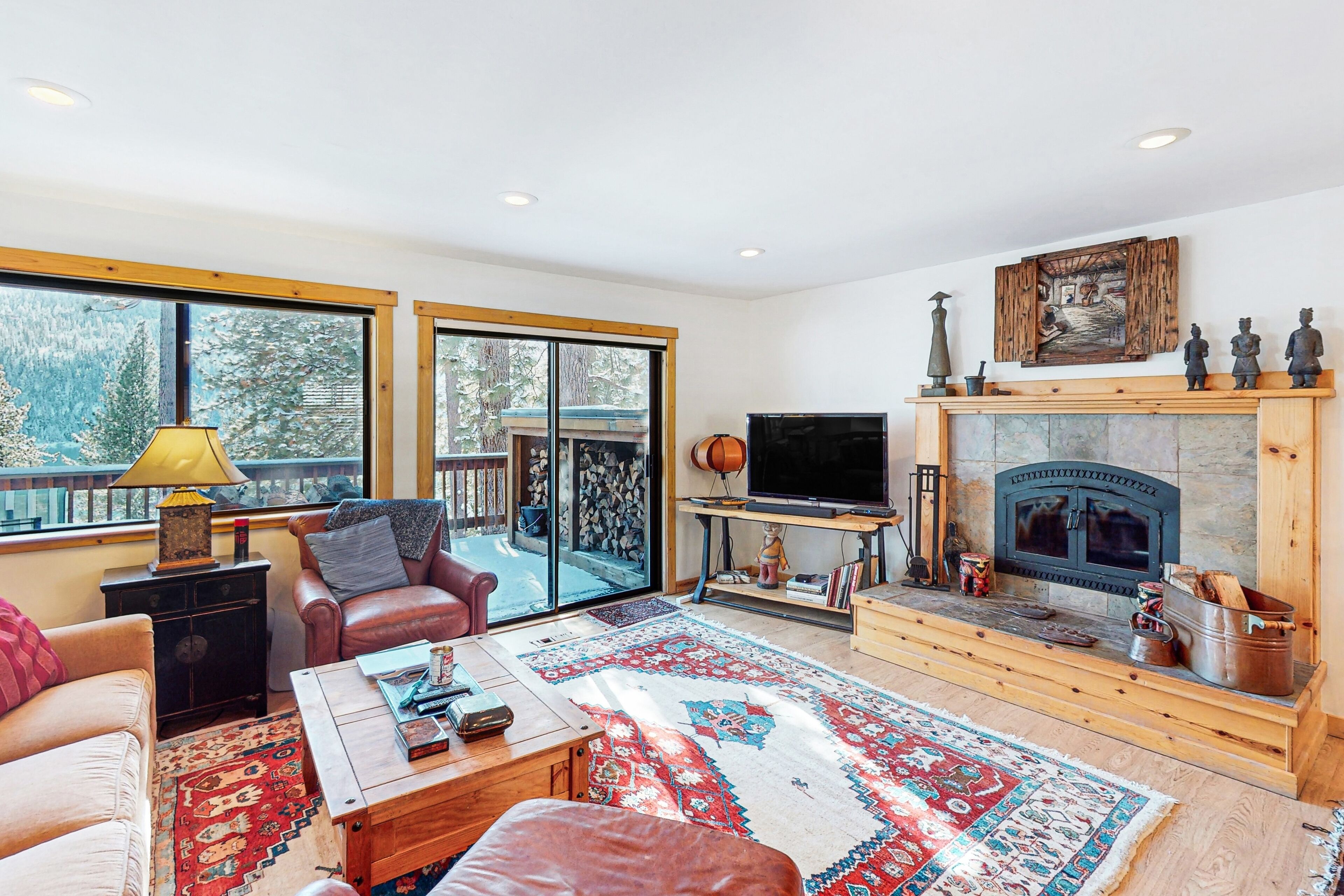 Snowbird home w/ hot tub & lake views-near downtown Truckee-Dogs ok