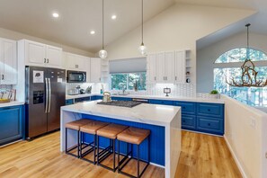 Frigorifero, microonde, forno, piano cottura