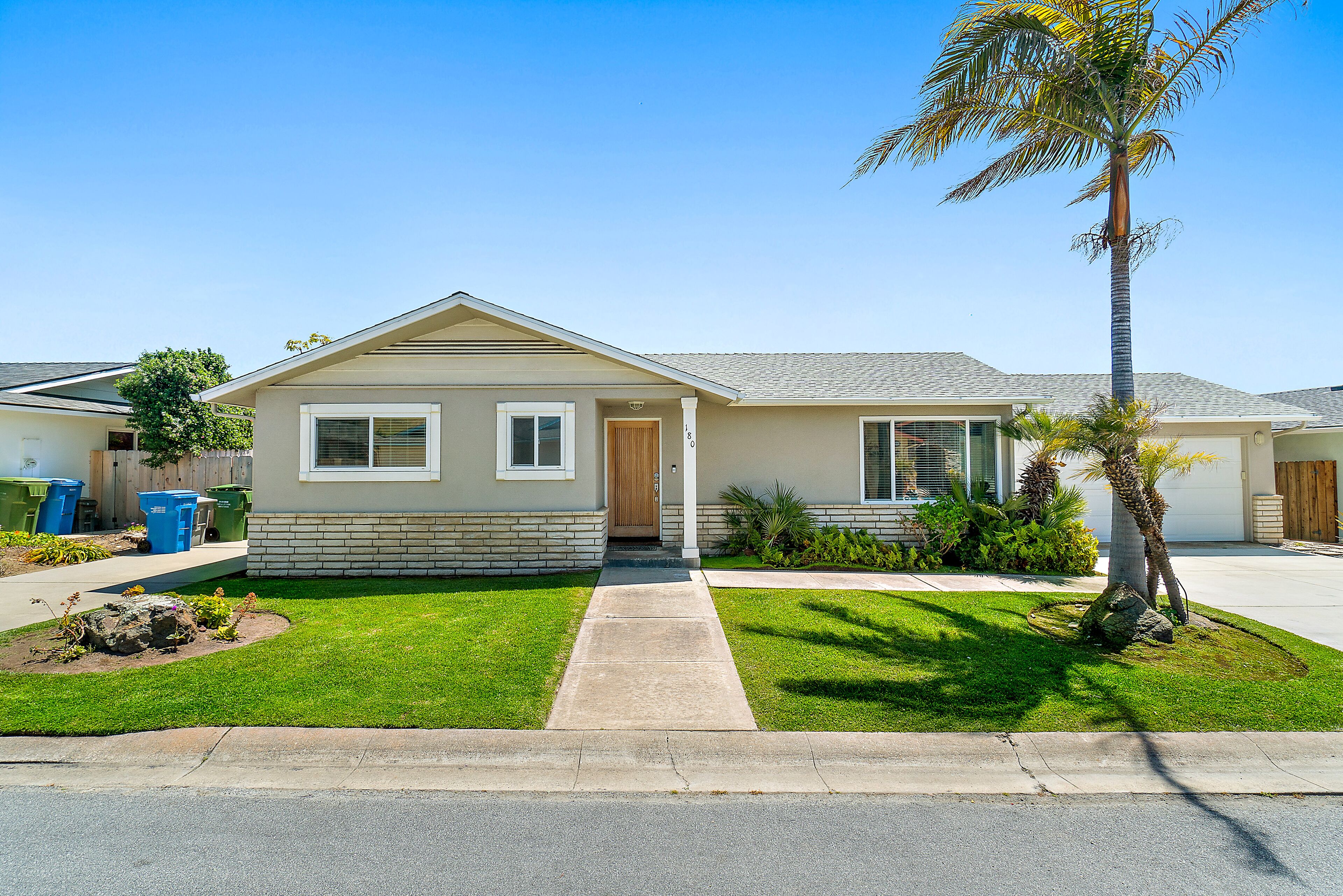 Charming Beachside Bungalow w/ Light & Airy D'cor -- 300 Yards to Beach