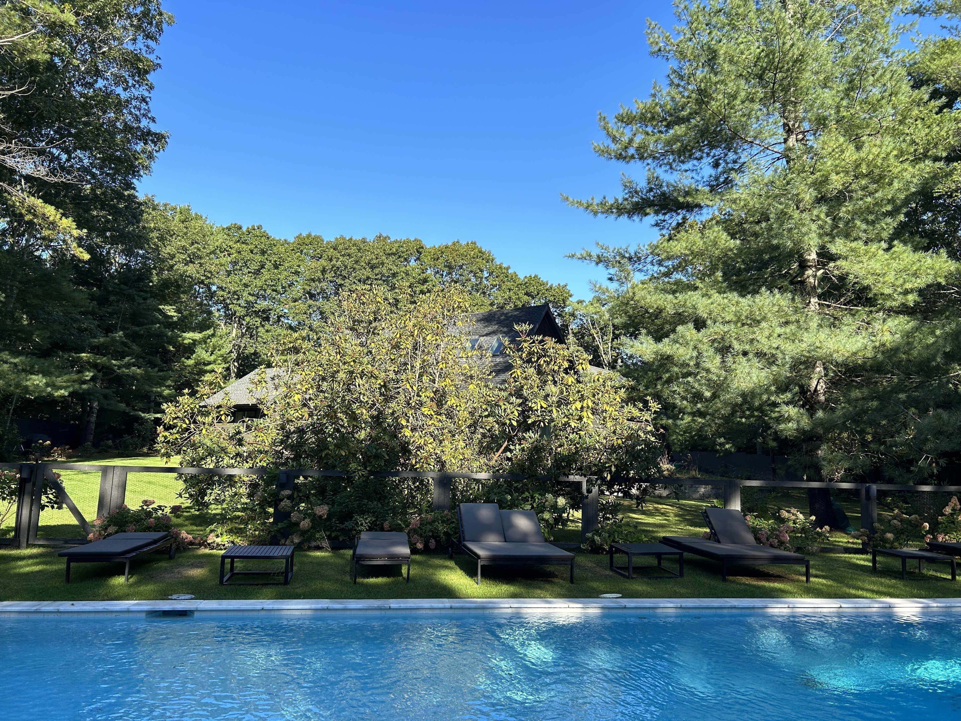 Utendørsbasseng og et oppvarmet basseng