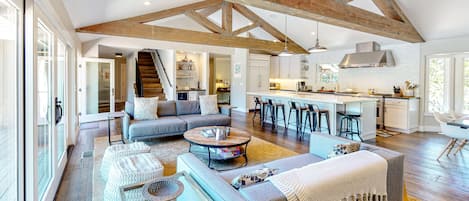 Televisión, chimenea y libros