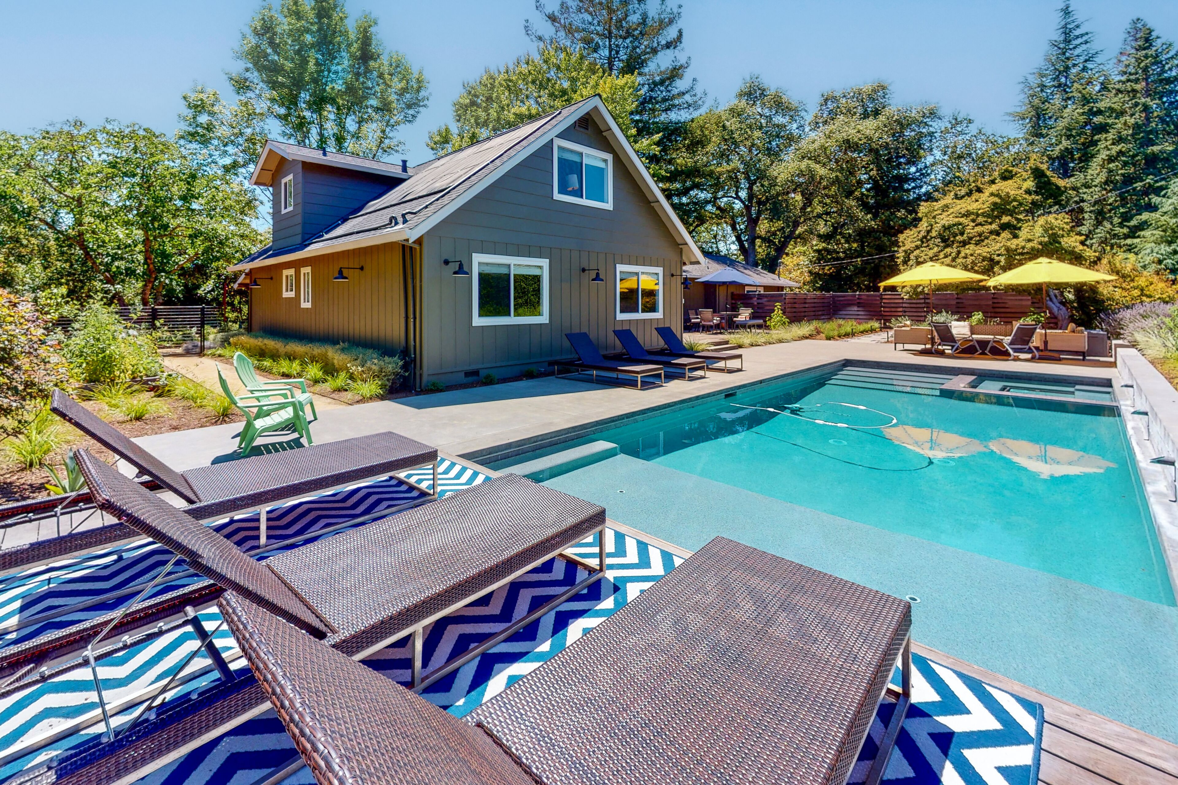 Een verwarmd zwembad